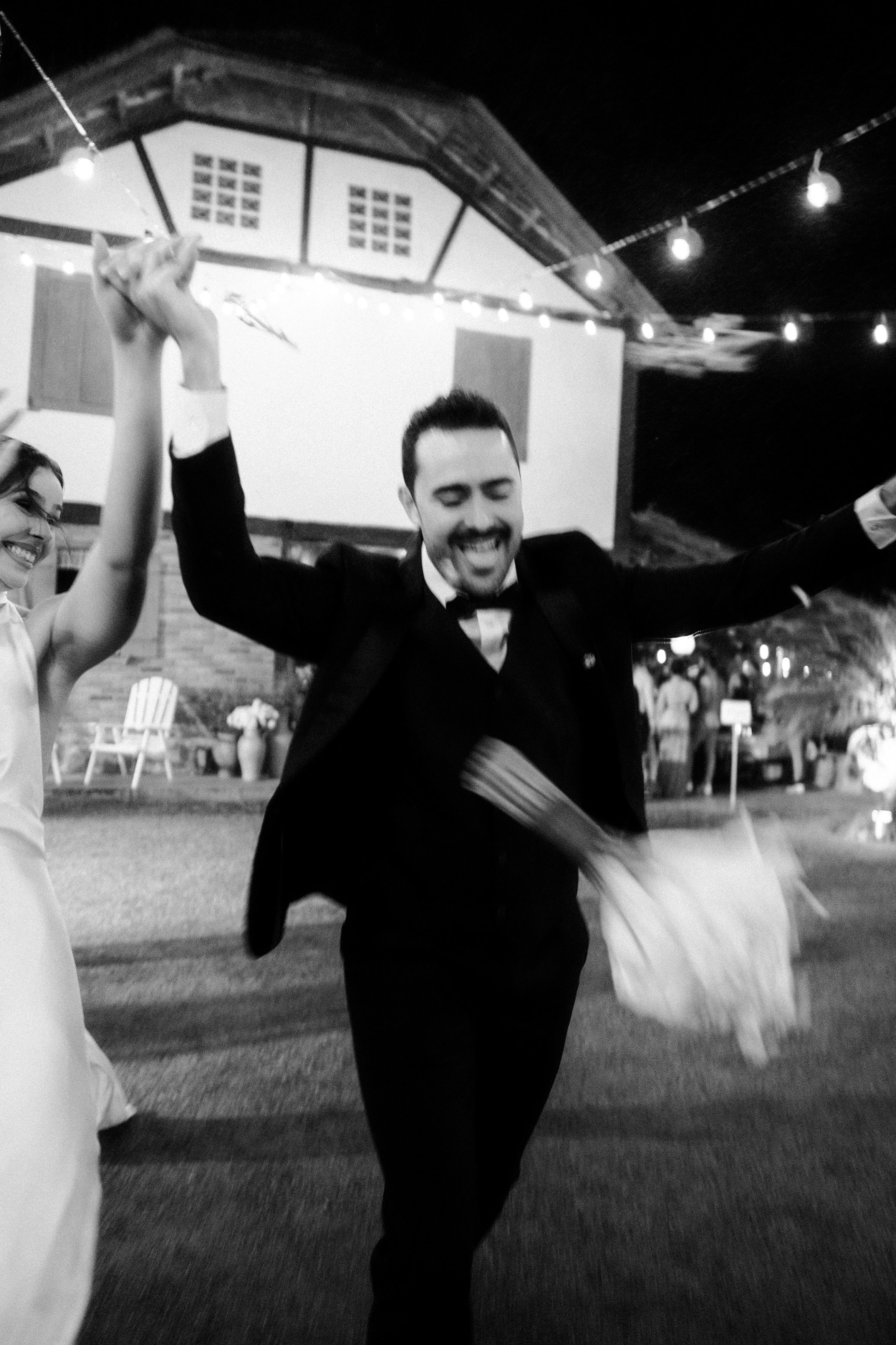 Noivo feliz e celebrando na festa